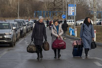 Depende del día y la hora, pero la espera en vehículo para entrar a Moldavia desde Ucrania por Palanca, puede prolongarse durante varias horas. Por eso, quienes han viajado en transporte colectivo o privado pero sin intención de llevarse el coche, acaban optando a pesar del frío por caminar los últimos kilómetros hasta la frontera, que pasarán a pie. Todo lo que llevan para emprender su nueva vida es, en la mayoría de los casos, un par de maletas.