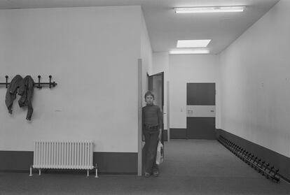 La exposición 'Michael Schmidt. Fotografías 1965-2014', en el Museo Reina Sofía, recorre la obra de este fotógrafo alemán. en la imagen, 'Alumno de cuarto curso, escuela primaria', perteneciente al trabajo 'Berlín-Wedding'.