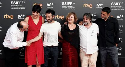 El director del festival de San Sebastián, José Luis Rebordinos, saluda al director de 'El reino', Rodrigo Sorogoyen, en presencia de la guionista Isabel Peña y los intérpretes Ana Wagener, Andrés Lima y Nacho Fresneda.