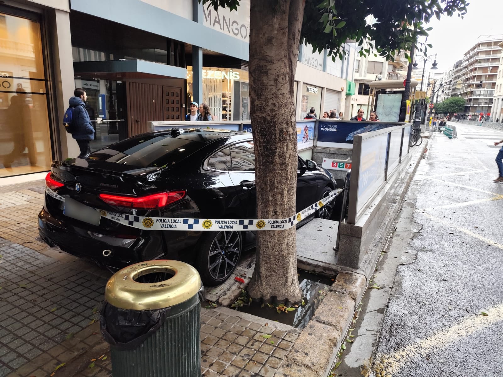 Un conductor ebrio empotra su coche en un acceso al Metro de Valencia al confundirlo con un garaje