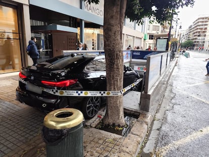 El vehículo empotrado en un acceso al metro de Colón en Valencia, en una imagen del Ayuntamiento de valencia.