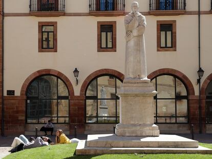 Varias personas toman el sol en la plaza Feijoo, el pasado 26 de mayo en Oviedo.