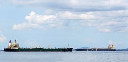 Un carguero de petr&oacute;leo cerca de la costa de Singapur.