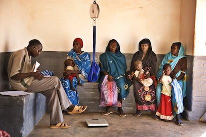 <p>MSF renovó y amplió las instalaciones del hospital en Tawila. Con este como base, los equipos también llevaron clínicas móviles en áreas cercanas y lanzaron frecuentemente respuestas de emergencia. Los equipos hicieron frente a brotes de enfermedades como el cólera, la malaria, el sarampión, el dengue y la tos ferina; abordaron crisis nutricionales y trataron a heridos por enfrentamientos.</p> <p>En la imagen, varias madres esperan que sus hijos sean pesados y medidos en el hospital.</p>