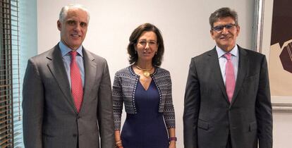 Ana Botín, presidenta de Santander, junto al nuevo consejero delegado, el italiano Andrea Orcel (izquierda), puesto que ocupará a principios de 2019 y que hasta ahora desempeñaba José Antonio Álvarez (derecha), que pasa a convertirse en el único vicepresidente ejecutivo de la entidad.
