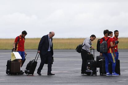 Del Bosque y varios jugadores, a punto de embarcar rumbo a España.