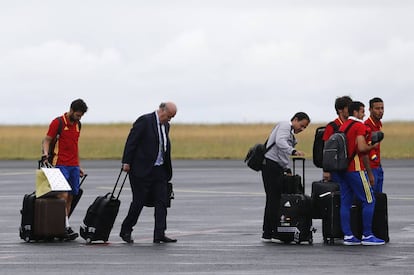 Del Bosque y varios jugadores, a punto de embarcar rumbo a España.