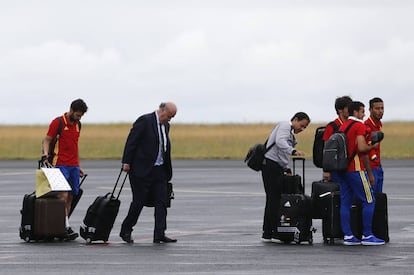 Del Bosque y varios jugadores, a punto de embarcar rumbo a España.