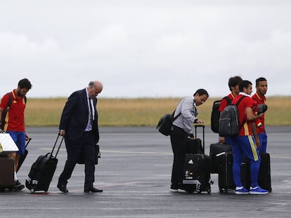 Del Bosque y varios jugadores, a punto de embarcar rumbo a España.