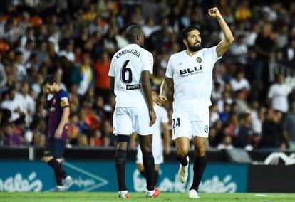 Ezequiel Garay celebra el gol marcado al Barcelona
