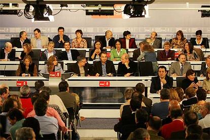 José Luis Rodríguez Zapatero, flanqueado por José Blanco (izquierda) y Manuel Chaves, en el comité federal del PSOE celebrado ayer en Madrid.