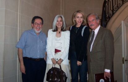 Julio Ortega, Mar&iacute;a Kodama, Silvia Lemus y Carlos Fuentes, en el Departamento de Estudios Hisp&aacute;nicos de Brown, en 2004. 