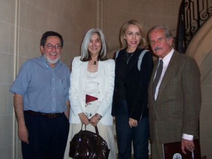 Julio Ortega, Mar&iacute;a Kodama, Silvia Lemus y Carlos Fuentes, en el Departamento de Estudios Hisp&aacute;nicos de Brown, en 2004. 