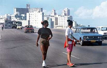 Dos meretrices se exhiben en una calle de Cuba.