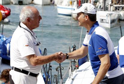 El príncipe Felipe saluda al armador José Cusí al inicio de la primera jornada de la 30ª edición de la Copa del Rey de Vela que comienza hoy en aguas de la bahía de Palma.