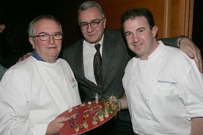 Los cocineros José María Arzak, Alain Ducasse y Martín Berasategui, de izquierda a derecha, durante el congreso Lo Mejor de la Gastronomía, celebrado en San Sebastián, con una paleta de pinchos.