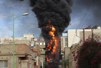 Un camión de combustible arde tras los enfrentamientos entre combatientes hutis y miembros de los Comités de Resistencia Popular, fieles al fugitivo presidente en la ciudad de Taiz (Yemen).