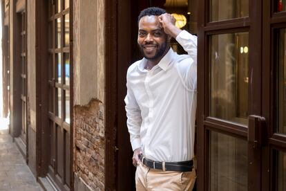 Cheikhou Balde, el jefe de sala del restaurante La Pau, en una de las entradas del local, en Barcelona.