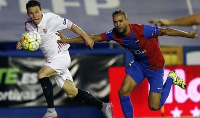 Gameiro y Juanfran pelean por un bal&oacute;n. 