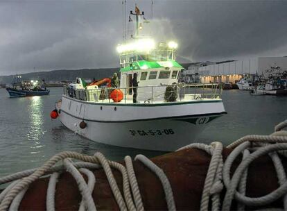 Uno de los siete primeros barcos que han salido del puerto de Barbate (Cádiz) para ir a faenar en aguas de Marruecos tras la firma del acuerdo de pesca entre ese país y la UE.