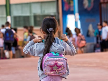 Una niña en la entrada del CEIP Hernán Cortés, en Madrid, el primer día del curso escolar de 2022-2023.