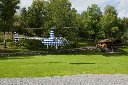 La propiedad tiene un amplio jardín para aparcar el helicópetro o el avión, así como campo de golf. Teléfono: +49 40 33 89 89