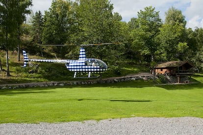 La propiedad tiene un amplio jardín para aparcar el helicópetro o el avión, así como campo de golf. Teléfono: +49 40 33 89 89