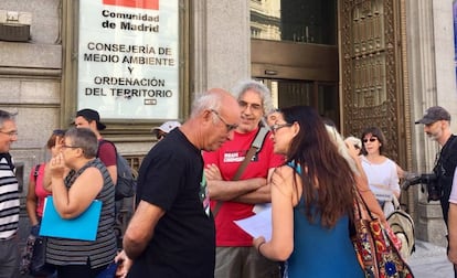 La portavoz adjunta de Unidas Podemos-IU en la Asamblea de Madrid, Sol Sánchez, junto a miembros de asociaciones contra la ampliación del vertedero de Pinto, este lunes.