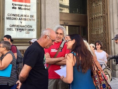 La portavoz adjunta de Unidas Podemos-IU en la Asamblea de Madrid, Sol Sánchez, junto a miembros de asociaciones contra la ampliación del vertedero de Pinto, este lunes.