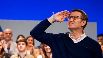 El presidente del PP, Alberto Núñez Feijóo, durante el mitin de apoyo a la candidatura de Alfonso Rueda a la presidencia de la Xunta de Galicia, el martes en Noia.