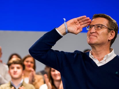 El presidente del PP, Alberto Núñez Feijóo, durante el mitin de apoyo a la candidatura de Alfonso Rueda a la presidencia de la Xunta de Galicia, el martes en Noia.