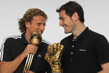 El delantero uruguayo Diego Forlán e Iker Casillas, con los galardones recibidos ayer en Alemania.