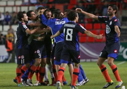 Los jugadores del Depor celebran la victoria ante el Nástic