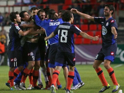 Los jugadores del Depor celebran la victoria ante el Nástic