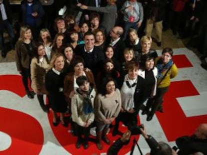 Pedro Sánchez, antes del mitin en Zaragoza rodeado de candidatas del PSOE y del presidente de Aragón, Javier Lambán.