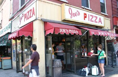 Joe’s Pizza (joespizzanyc.com) es la joya pizzera de Nueva York, cosechando decenas de premios y elogios durante las últimas tres décadas. Las porciones son democráticas y se sirven sin distinción a estudiantes, turistas y actores famosos (desde Kirsten Dunst hasta Bill Murray). Aunque no son gratis, por supuesto, sí son muy baratas: desde 2,75 dólares (unos 2 euros).