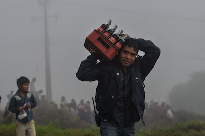 Un hombre lleva un paquete de Coca Cola, en San Cristóbal de las Casas, Chiapas, el 24 de julio de 2020.