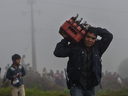 Un hombre lleva un paquete de Coca Cola, en San Cristóbal de las Casas, Chiapas, el 24 de julio de 2020.