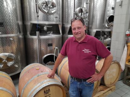 Adolf Schreiner, en su bodega de Rech (Alemania).