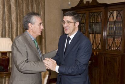 Encuentro entre Ramón Jáuregui, a la izquierda, con Patxi López, ayer en 'Lehendakaritza' en el que, entre otras cosas, se conoció que las leyes estatales y vascas serán publicadas en euskera en el Boletín Oficial del Estado.