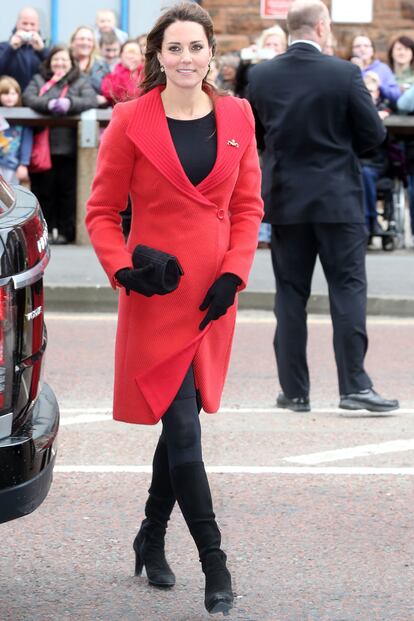 Kate ha hecho una vida completamente nornal después de las leves complicaciones de su embarazo. En está ocasión acudió a un acto oficial con abrigo rojo, pantalones negros y botas de tacón.