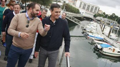 El secretario general del PSOE, Pedro Sánchez (d), en el concello coruñés de Pontedeume en compañía del alcalde, Bernardo Piñeiro (i).