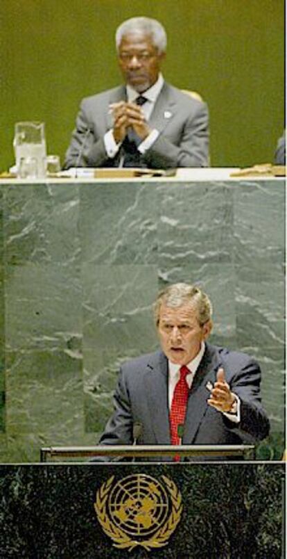 Bush se dirige a la Asamblea de la ONU bajo la mirada de Annan. PLANO GENERAL - ESCENA