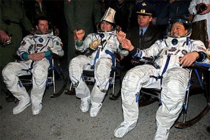 De derecha a izquierda, el astronauta estadounidense Leroy Chiao, el ruso Salizhan Sharipov y el italiano Roberto Vittori, poco despues del aterrizaje.