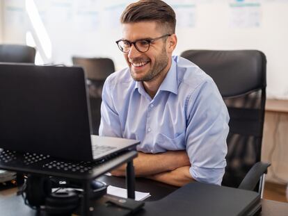 Incluyen almacenamientos extra para ahorrar espacio y mantener el escritorio organizado.GETTY IMAGES.