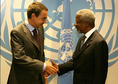 Zapatero saluda al secretario general de la ONU, Kofi Annan, en la sede de Naciones Unidas.