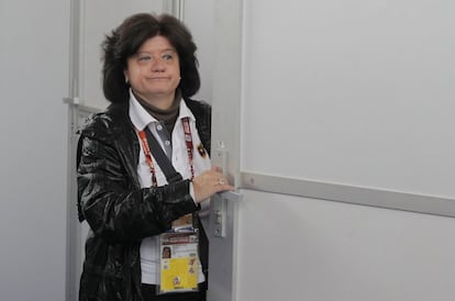 Susana Artacho, del departamento de prensa, en una de las cabinas en las que se hacían las entrevistas. 