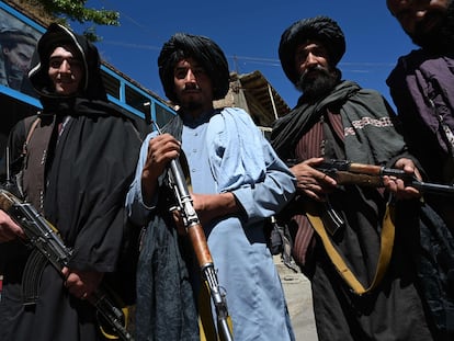 Guerrilleros talibanes posan para una fotografía frente a un mercado en el distrito de Khenj en Pashnir.