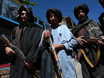 Guerrilleros talibanes posan para una fotografía frente a un mercado en el distrito de Khenj en Pashnir.