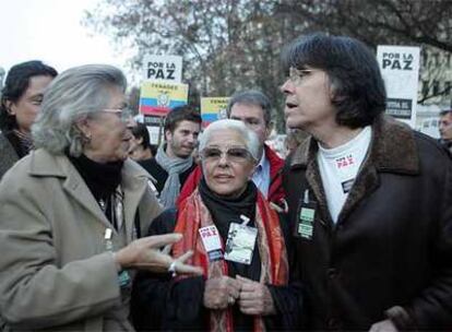 Pilar Bardem, Lola Herrera y Josep Maria Flotats, durante la marcha de Madrid.